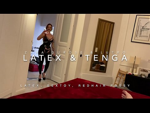 ❤️ Ngoanana e monyane ea nang le hlooho e khubelu ea apereng seaparo sa latex se kentsoeng ke ntate oa bobeli ❤ ﹏