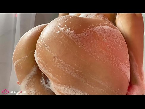 ❤️ Brunette o ipholla litho tsa botona kapa botšehali ho li khotsofatsa Pussy e nang le Vibrator ho ea ho Intense Orgasm in Shower ❤  ﹏